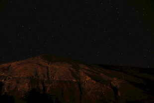 夜空下的山峦美景