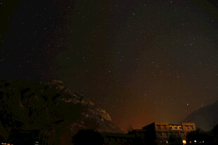 夜空下的山峦与朦胧光晕