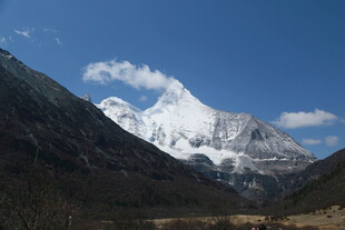 巍峨雪山壮丽自然景观