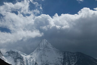 雪山云海壮丽景观