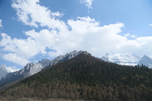 蓝天白云下的巍峨山脉