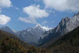 壮丽雪山山谷美景