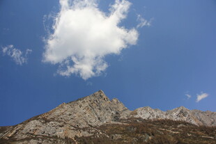 蓝天雪山间的洁白云朵