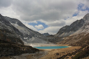 高山间的蓝湖美景
