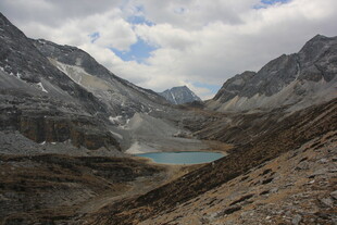 高山湖泊壮丽自然景观