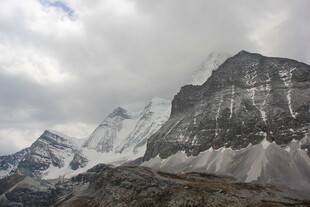 巍峨雪山壮丽景致