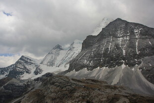 巍峨雪山壮丽景致