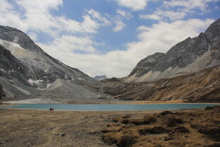 高山湖泊壮丽自然风光