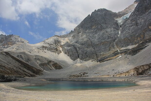 高山湖泊壮丽自然景观