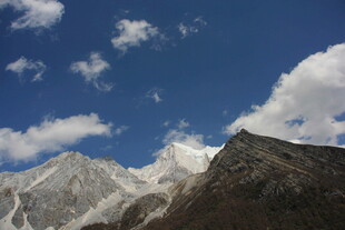 壮丽雪山与蓝天白云
