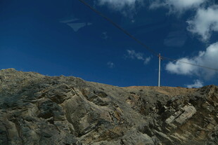 高山之巅的风力发电机