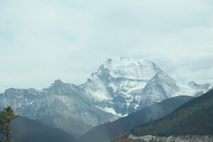 巍峨雪山壮丽自然景观