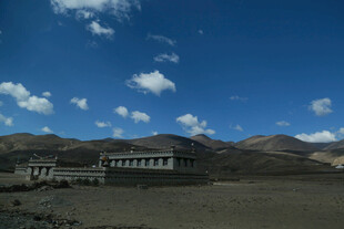 高原旷野中的建筑景观