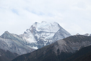巍峨雪山壮丽景观