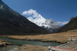雪山下的河谷风光