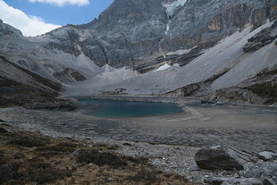 雪山下的静谧湖泊