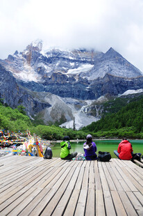 木栈道上赏雪山美景