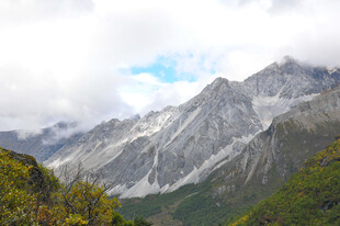壮丽雪山与葱郁山林景观