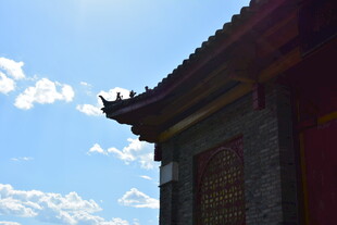 中式屋檐映蓝天