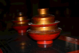 传统金红相间精美容器