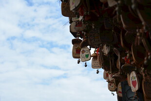 屋顶装饰下的蓝天白云
