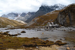 山间河谷壮美自然风光