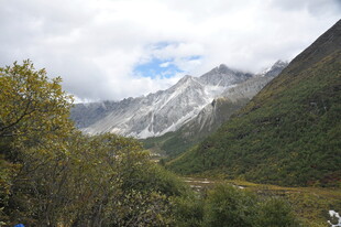 山间美景 云雾缭绕的雪山