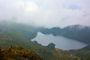 山间云雾缭绕的静谧湖泊