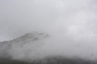 云雾缭绕中的巍峨山峰