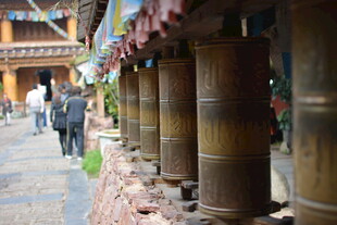 藏区街道旁的转经筒