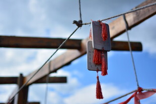 悬挂的红灯笼与装饰