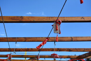 施工现场的钢梁与红绸