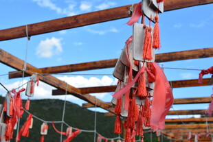 户外晾晒的红色肉制品