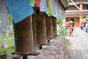 藏区转经筒 独特宗教景致