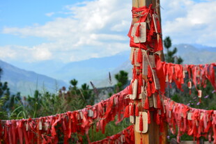 山间祈福牌 寄托美好心愿