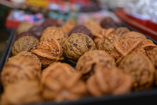 美味核桃摆放在盘中