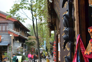 古街风貌 传统建筑与行人