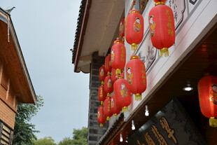 古街红灯笼装点的中式韵味