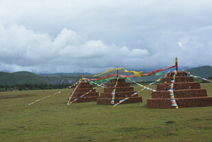 草原上的多彩经幡塔