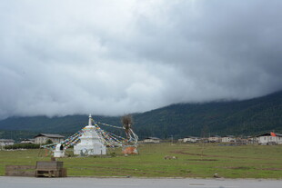 草原上的白色教堂建筑
