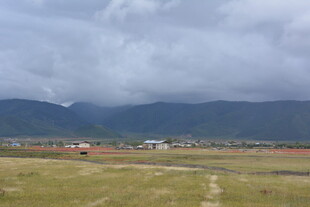 机场远景 山峦云雾相伴