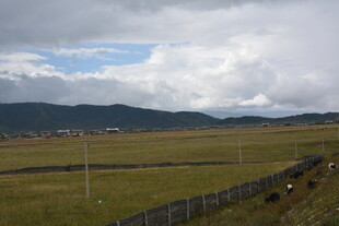 草原风光 远处山峦与围栏