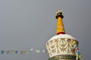 藏式佛塔顶 经幡飘扬 稻城