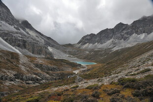 山间湖泊美景 稻城