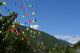 山间彩色飘带装点蓝天