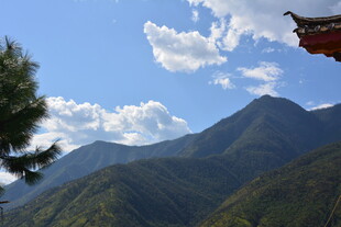 山间美景 古建筑与青山蓝天