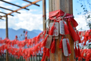 祈福牌挂满木架