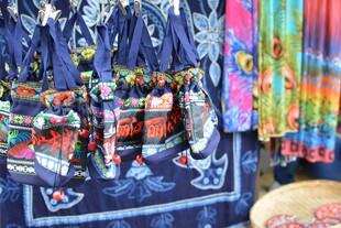 民族风挂饰 色彩斑斓多样 稻城