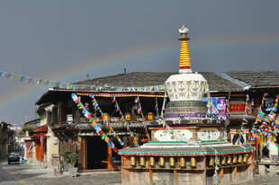 藏区白塔现彩虹美景