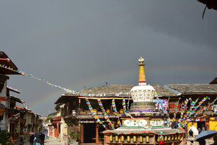 尼泊尔街头的佛塔景观 稻城